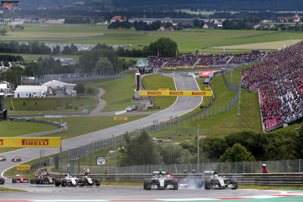 Aber erst als er Hamilton auch nach der zweiten Kurve hinter sich halten kann, fühlt er sich einigermaßen sicher. Denn einen Gegner im gleichen Auto zu überholen, ist auf dem Red-Bull-Ring schwierig. 