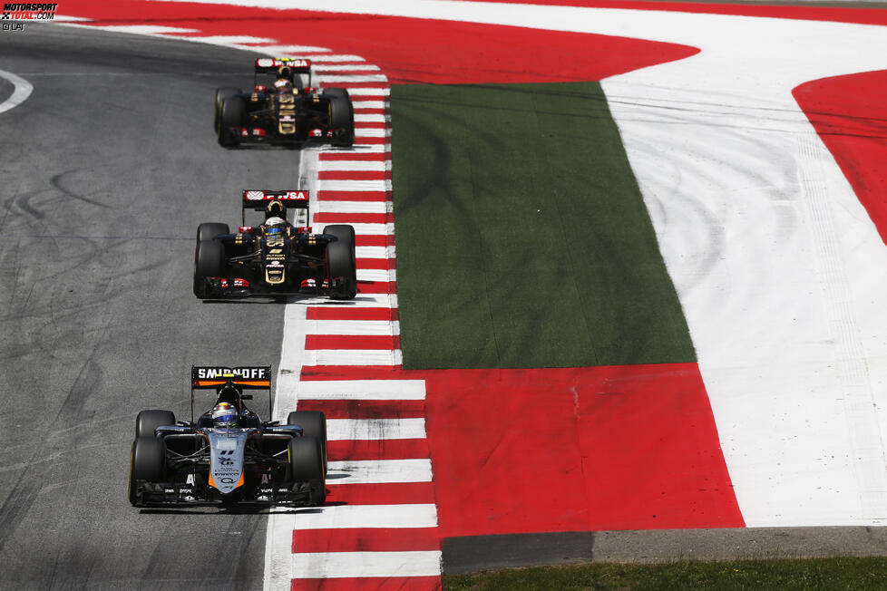 Romain Grosjean hört an elfter Stelle liegend von seinem Lotus-Ingenieur: 