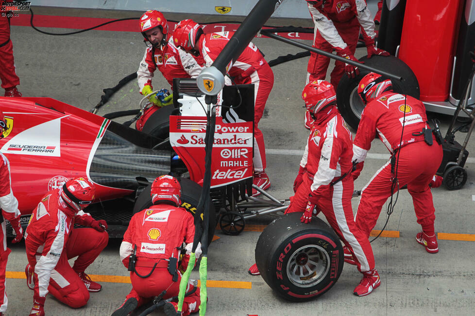 Beim drittplatzierten Sebastian Vettel patzt die Ferrari-Crew: Reifen rechts hinten klemmt, aus fast acht Sekunden Vorsprung auf Felipe Massa werden vier Sekunden Rückstand auf den Williams.