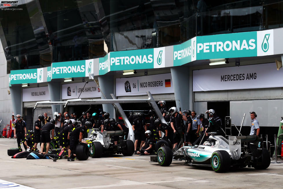 Malaysia: Bereits nach der Qualifikation findet sich Rosberg hinter seinem Teamkollegen und auch Sebastian Vettels Ferrari wieder. Im Taktikpoker während der Safety-Car-Phase ist er daher der Angeschmierte. Weil er zeitgleich mit Hamilton an die Box kommt, muss er hinter dem Engländer warten und verliert wertvollen Boden. Doch auch Hamilton kann an diesem Tag nichts gegen Vettel ausrichten, der seinen ersten Sieg für Ferrari holt.