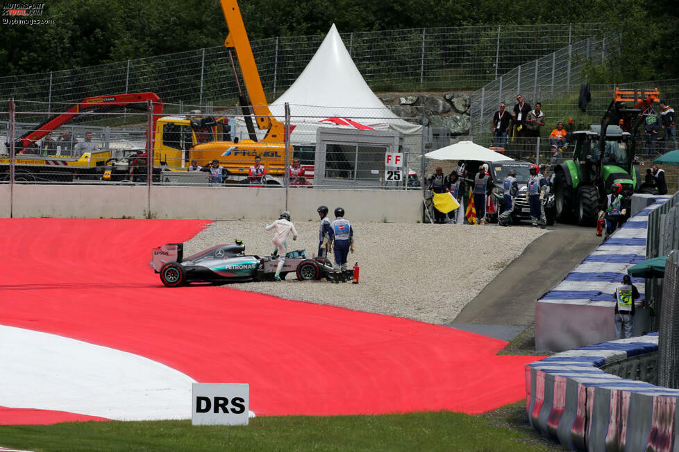 Österreich: Nächstes Rennen, nächste Qualifying-Schlappe - dabei hat Rosberg seinen Teamkollegen bis dato im Griff. Als Hamilton seinen Mercedes in der entscheidenden Runde in die Auslaufzone dreht, steht die Tür für den Deutschen sperrangelweit offen, doch in der letzten Kurve schmeißt auch Rosberg die Pole-Position in den Kies, die wieder an seinen Teamkollegen fällt. Doch Glück im Unglück: Das Rennen gewinnt Rosberg am Sonntag trotzdem.