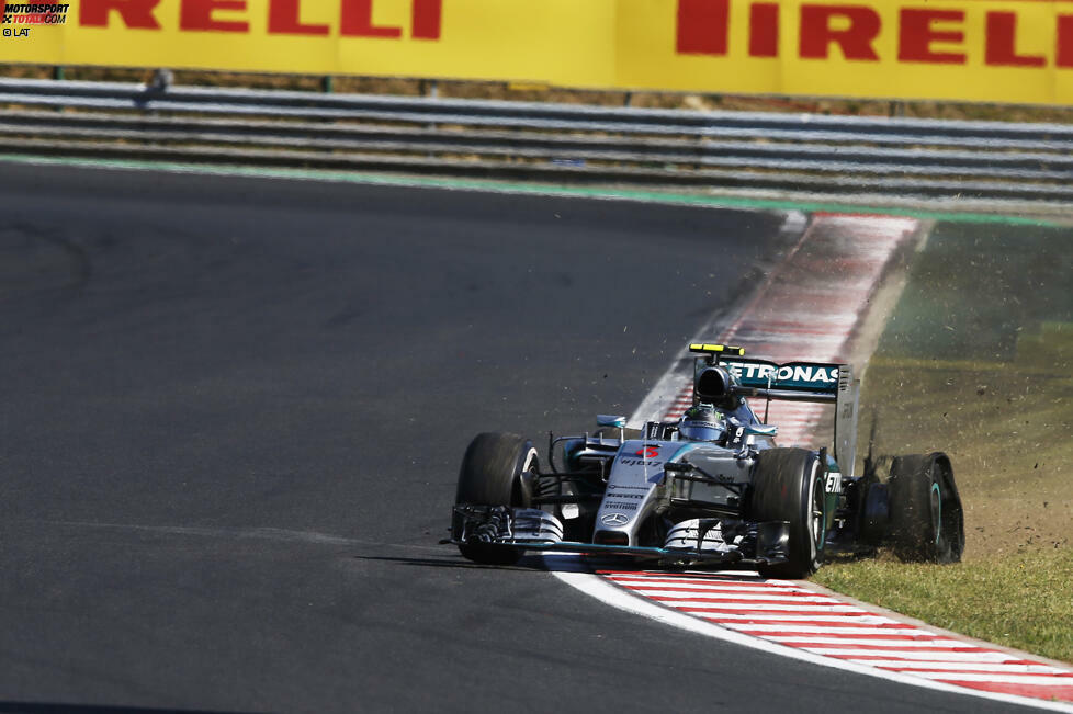 Ungarn: Auf dem Hungaroring bietet sich die wohl beste Chance, Hamilton Punkte abzunehmen. Der Brite zeigt im Rennen ungewohnte Schwächen, fährt schon in der ersten Runde in den Kies, kollidiert mit Daniel Ricciardo und fasst eine Durchfahrtsstrafe auf. Doch Rosberg kann nicht profitieren, weil er sich in der Schlussphase selbst am Australier den Reifen aufschlitzt und nur Achter wird. 