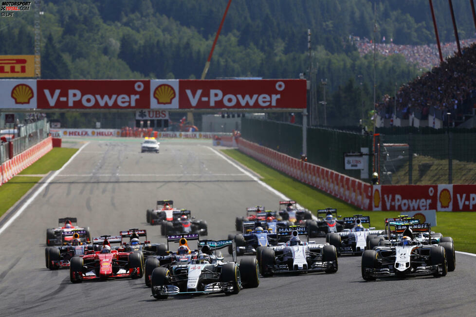 Belgien: Mit der neuen Startprozedur, bei der die Fahrer ab Spa-Francorchamps wieder mehr in der eigenen Hand haben, wähnt sich Rosberg im Vorteil, doch der Start in den Ardennen wird zum Desaster. 