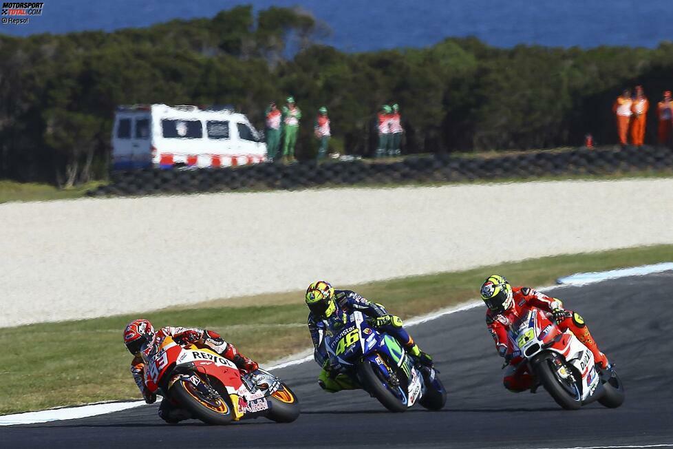 Das Rennen auf Phillip Island avanciert zunächst zu einem der besten Rennen aller Zeiten. Lorenzo kann sich vorne etwas von Rossi, Marquez und Andrea Iannone absetzen. Die drei liefern sich einen spektakulären Kampf, ehe Marquez in der letzten Runde das Tempo erhöht, sich absetzen kann und sich vor Lorenzo sogar noch den Sieg sichert. Rossi wird hinter Iannone Vierter. Noch scheint alles in Ordnung zu sein...