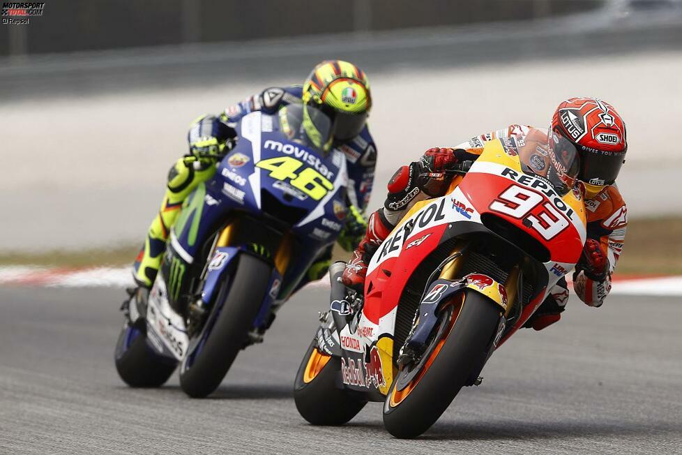 Am Sonntag kommt es, wie es kommen muss: Rossi und Marquez geraten auf der Strecke im direkten Duell aneinander. Bei ihrem Zweikampf um Platz drei verlieren die beiden viel Zeit, was den Italiener zur Weißglut treibt. Immer wieder gestikuliert Rossi in Richtung Marquez, doch der Spanier fährt unbeirrt weiter. Bremst er Rossi tatsächlich vorsätzlich ein?