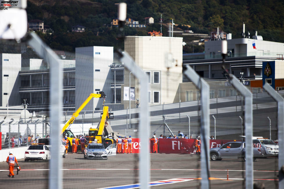 Formel-1-Arzt Ian Roberts und Medical-Car-Fahrer Alan van der Merwe treffen rasch am schwer beschädigten Boliden ein, doch die Bergung gestaltet sich auch danach als äußerst schwierig, weil Sainz unter der Barriere gefangen ist.