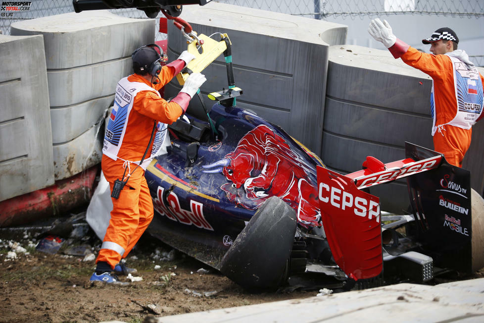 Das Auto ist Schrott: Heftiger Unfall von Carlos Sainz beim Freien Training in Sotschi. Der Spanier fliegt in Kurve 13 (am Ende der DRS-Geraden!) mit rund 300 km/h in die Barriere.