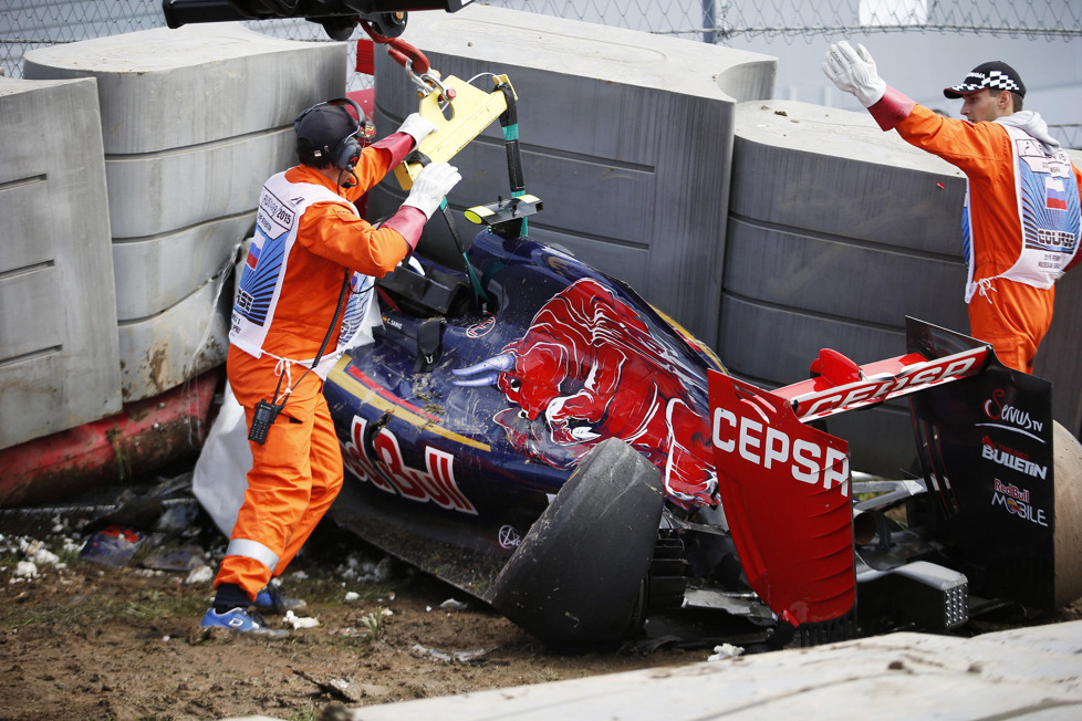 Schwerer Unfall beim Freien Training in Sotschi: Carlos Sainz fliegt heftig ab und muss ins Krankenhaus