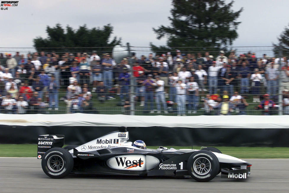 Sportlich liegt Schumacher drei Rennen vor Saisonende nur noch zwei Zähler hinter Häkkinen. Erstmals seit 1991 kehrt die Formel 1 wieder in die USA zurück, gefahren wird zum ersten Mal auf der neuen Grand-Prix-Strecke in Indianapolis. Ausgerechnet in der entscheidenden Saisonphase schlägt der Technikteufel bei McLaren wieder zu: Häkkinen erleidet einen Motorschaden und fällt damit erstmals seit dem zweiten Saisonrennen wieder aus. Es ist ein Defekt zum denkbar ungünstigsten Zeitpunkt...