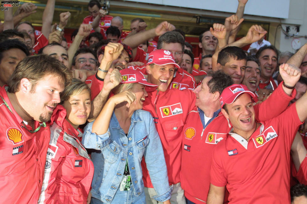 Ferrari-Präsident Luca di Montezemolo beschreibt diesen 8. Oktober 2000 anschließend als schönsten Tag seines Lebens und auch bei seinen Angestellten und Schumis Frau Corinna ist der Jubel groß. Was zu diesem Zeitpunkt noch niemand ahnt: Es ist lediglich der erste Titel in einer ganzen Ära, die Schumacher und Ferrari in den folgenden Jahren prägen werden. Bis Ende 2004 gewinnt Schumi mit der Scuderia fünfmal in Folge die Weltmeisterschaft und macht sich damit zum mit Abstand erfolgreichsten Formel-1-Piloten aller Zeiten.