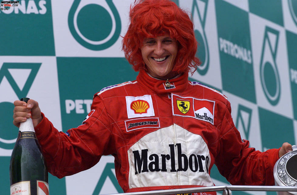 Es ist vollbracht! Nach vier gescheiterten Versuchen gelingt Michael Schumacher im Jahr 2000 in seiner fünften Ferrari-Saison endlich der ersten WM-Titel mit der Scuderia. Für Schumi ist es nach seinen beiden Triumphen mit Benetton bereits Titel Nummer drei, für die Italiener ist es der erste Fahrertitel seit Jody Scheckter 1979. Bis tatsächlich gefeiert werden darf, ist es für Schumi allerdings ein langer Weg...