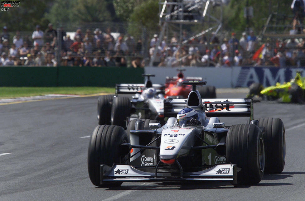 Beim Saisonauftakt in Australien scheint allerdings zunächst alles beim Alten zu sein. Mika Häkkinen, Weltmeister der beiden Vorjahre, stellt seinen McLaren in Melbourne vor seinem Teamkollegen David Coulthard auf Pole. Bereits beim ersten Rennen des neuen Jahres wird klar: Auch in der Saison 2000 läuft es wieder auf das Duell Schumacher gegen Häkkinen hinaus.