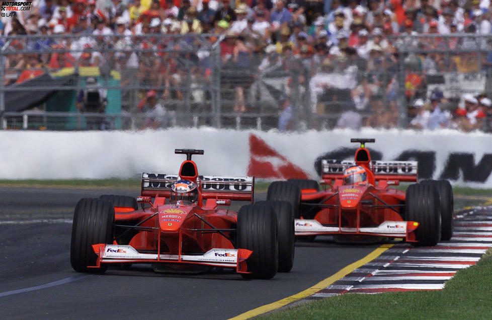 Im Rennen am Sonntag hat allerdings der Deutsche die Nase vorne. Beide Silberpfeile fallen mit Motorschaden aus, weshalb es am Ende einen Ferrari-Doppelerfolg gibt: Schumacher siegt vor seinem neuen Teamkollegen Barrichello. Die Zuverlässigkeit spielt in der Anfangsphase der Saison 2000 eine entscheidende Rolle.