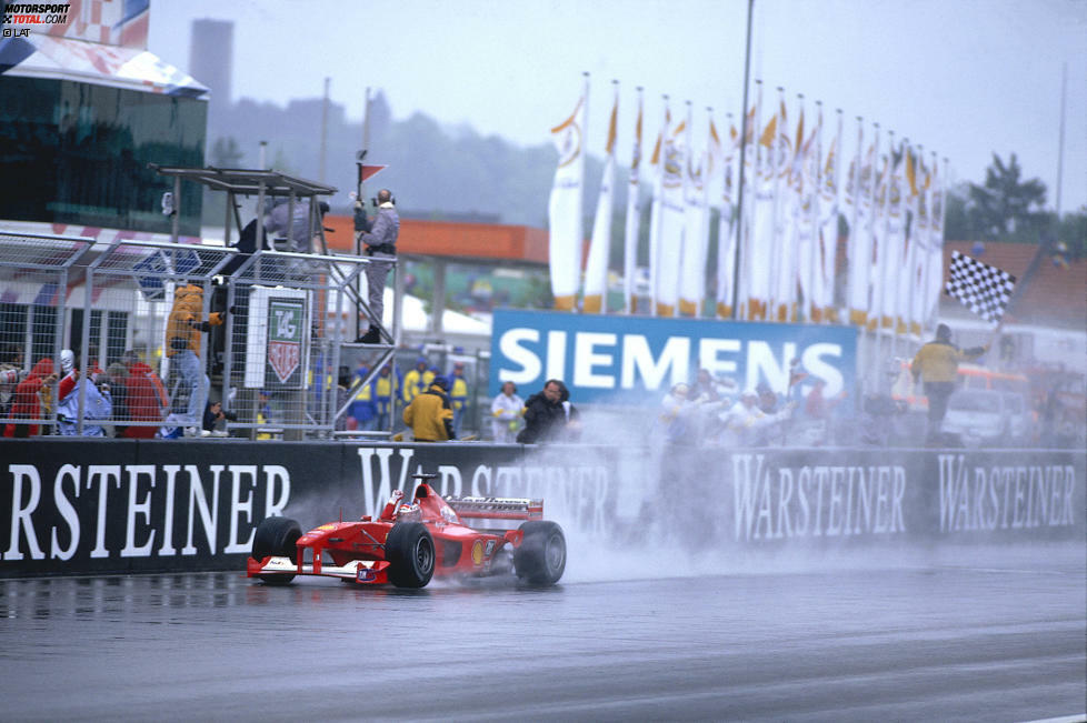 Nach diesen beiden Rückschlägen folgt allerdings ein weiteres Highlight in Schumachers Saison: Auf dem Nürburgring siegt er bei wechselhaften Bedingungen vor Häkkinen und baut seinen Vorsprung in der WM wieder auf 18 Zähler aus. Außerdem feiert er nicht nur seinen ersten Sieg auf deutschem Boden seit seinem Triumph an gleicher Stelle 1995, sondern auch seinen ersten Heimsieg als Ferrari-Pilot.