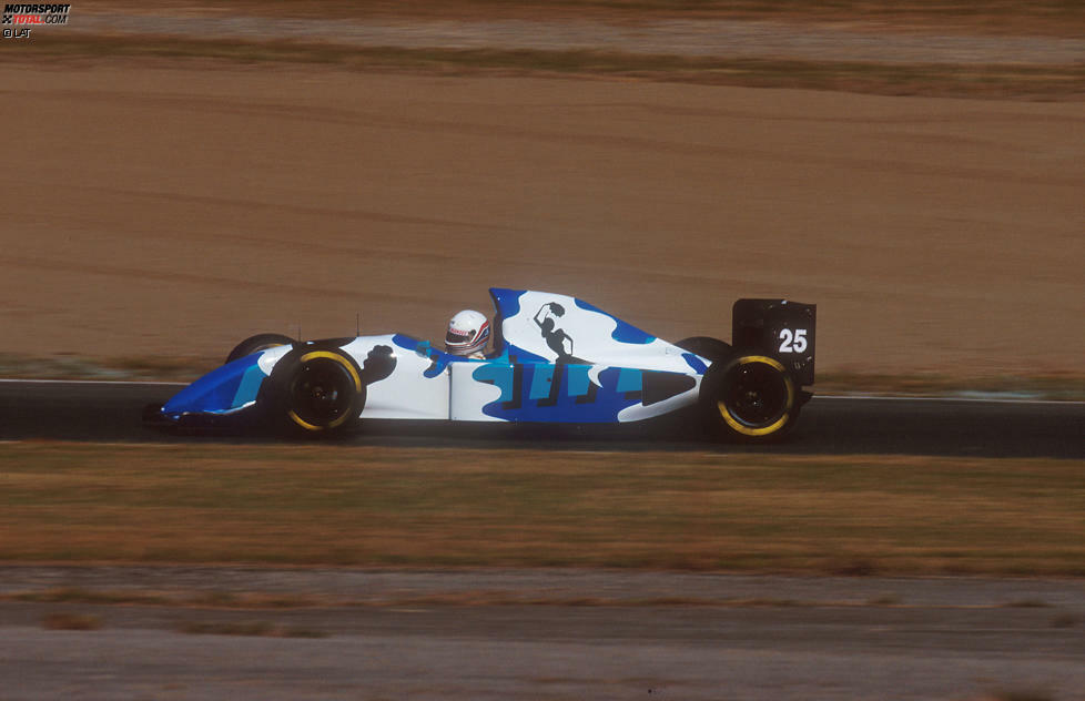 #7 - Ligier JS39: Nein, das ist keine blau-weiße Kuh, sondern der Ligier von Martin Brundle. Der Brite ist 1993 in Suzuka und Adelaide mit dem Spezialdesign eines Zigarettenherstellers unterwegs, das vom französischen Zeichner Hugo Pratt entworfen wurde. Teamkollege Mark Blundell fährt hingegen das übliche Ligier-Blau herum.