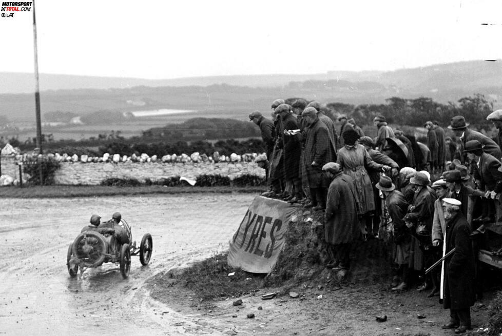 Die Tourist Trophy des britischen Royal Automobile Club wird seit 1905 vergeben. Erster Sieger war John Napier (Arrol-Johnston) bei einem 6-Stunden-Rennen auf der Isle of Man.