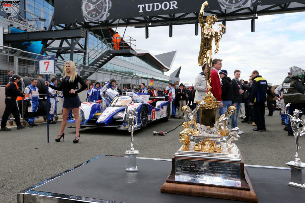 Seit 110 Jahren wird um die berühmte Tourist Trophy gerangelt. Es ist die älteste Motorsport-Trophäe, um die bis heute gefahren wird. 2015 geht es um den Gewinn der 66. Auflage.