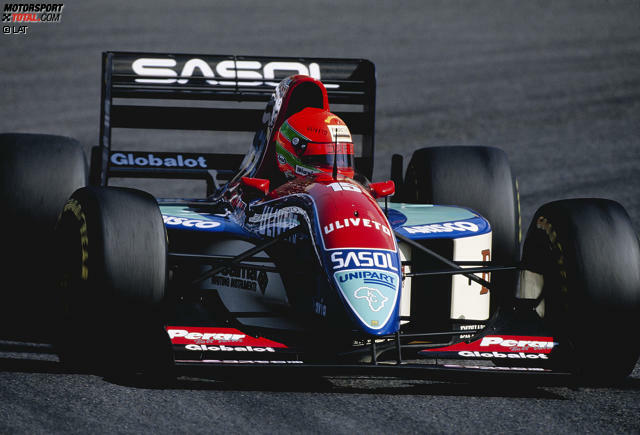 Platz 10: Eddie Irvine - Der Ire geht 1993 für Jordan erstmals in der Formel 1 an den Start. Drei Jahre fährt er für das kleine Team und holt dort 1995 auch sein erstes Podium in der Königsklasse. Ein siegfähiges Auto bekommt Irvine allerdings erst ein Jahr später, als er zu Ferrari wechselt. Sein Problem: Dort ist er hinter Michael Schumacher nur die klare Nummer zwei. In seinen ersten drei Jahren bei der Scuderia holt er 14 Podestplätze, aber keinen Sieg.