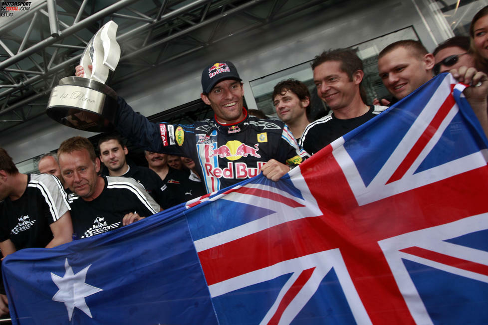 Auf dem Nürburgring gewinnt Webber im 130. Anlauf sein erstes Formel-1-Rennen. Obwohl der Australier unter anderem eine Durchfahrtsstrafe absolvieren muss, ist er an diesem Tag nicht zu schlagen. Bis Ende 2013 feiert Webber mit den Bullen noch acht weitere Siege, die Titel fährt allerdings Teamkollege Sebastian Vettel ein. Sein größter Triumph folgt 2015, als er in der WEC Langstrecken-Weltmeister wird - übrigens gleich im zweiten Jahr.