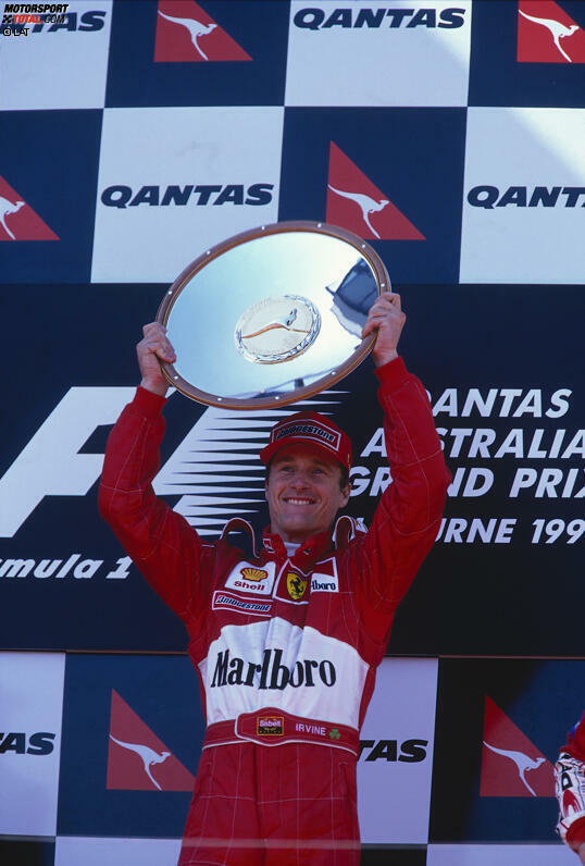 Erst 1999 bricht Irvine im 81. Rennen bricht den Bann. Der Ire profitiert beim Saisonauftakt in Melbourne von Problemen bei Schumacher und den favorisierten McLaren-Piloten und schnappt sich seinen ersten Sieg. Im gleichen Jahr gewinnt Irvine noch drei weitere Rennen und wird sogar zum Titelkandidaten, nachdem sich Schumi in Silverstone das Bein bricht. Am Ende des Jahres geht der Titel allerdings mit zwei Punkten Vorsprung an Mika Häkkinen.