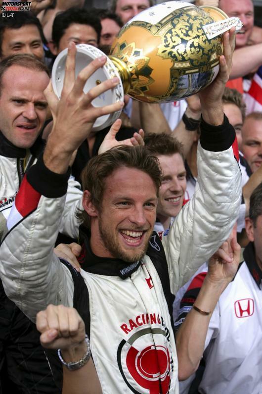 Erst 2006, mittlerweile in Diensten von Honda, gewinnt Button im 113. Anlauf sein erstes Formel-1-Rennen. Der Brite behält bei chaotischen Bedingungen in Ungarn den Durchblick und gewinnt vor Pedro de la Rosa, für den es der einzige Besuch auf einem Formel-1-Podium ist. Buttons größter Triumph folgt 2009, als er im Brawn Weltmeister wird. Bis Ende der Saison 2015 gewinnt er insgesamt 15 Rennen.