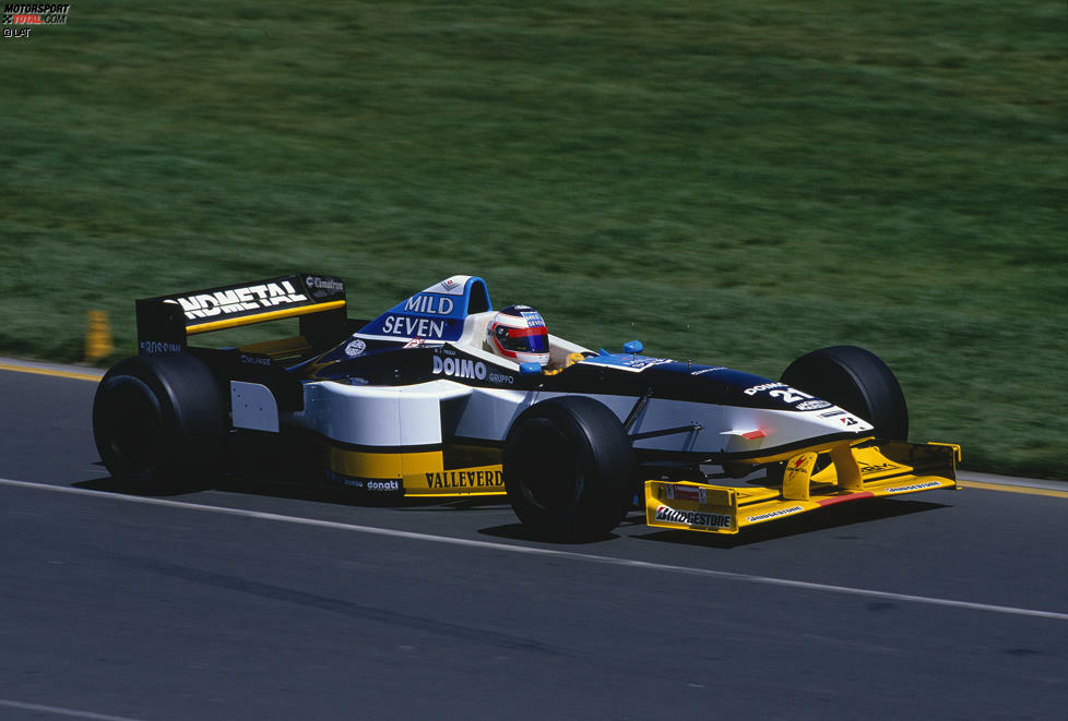 Platz 3: Jarno Trulli - Mehr als sieben Jahre vergehen, bevor der Italiener erstmals ganz oben auf das Podium darf. Trulli beginnt seine Formel-1-Karriere 1997 bei Minardi und fährt anschließend für Prost und Jordan, bevor er 2003 zu Renault wechselt. Das Team aus Enstone befindet sich zu diesem Zeitpunkt nach einigen schwierigen Jahren wieder auf dem Weg nach oben. Davon profitiert auch Trulli, der in seinen ersten sieben Saisons in der Königsklasse lediglich zwei Podestplätze holt.