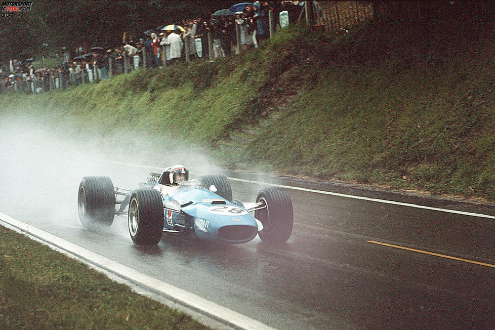 In der Formel 1 ist Stewart erst 1968 wieder erfolgreich und kristallisiert sich als Regenspezialist heraus. In Zandvoort siegt er im Monsun, auf der Nürburgring-Nordschleife triumphiert er im dichten Nebel - mit vier Minuten Vorsprung auf den Zweitplatzierten. Dass er am Ende nur Vizeweltmeister wird, ist mehrheitlich einer Verletzungspause nach einem Formel-2-Unfall geschuldet. Trotz allem Ehrgeiz: Bei den Fahrerkollegen gilt der umgängliche und kameradschaftliche Stewart stets als gerne gesehener Zeitgenosse.