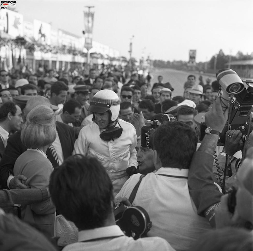 Am 12. September 1965 ringt Stewart beim Italien-Grand-Prix in Monza Hill, den WM-Führenden Clark und Ferrari-Star John Surtees nieder. Am Ende ist es ein kleiner Fahrfehler des Teamkollegen eingangs der Parabolica, der den Triumph des Schotten perfekt macht. Zum Saisonende spielt ihm die Technik zu oft Streiche und er beendet das Jahr als Dritter der Gesamtwertung. Trotzdem ist jedem klar, welchem jungen Mann die Zukunft gehören würde.