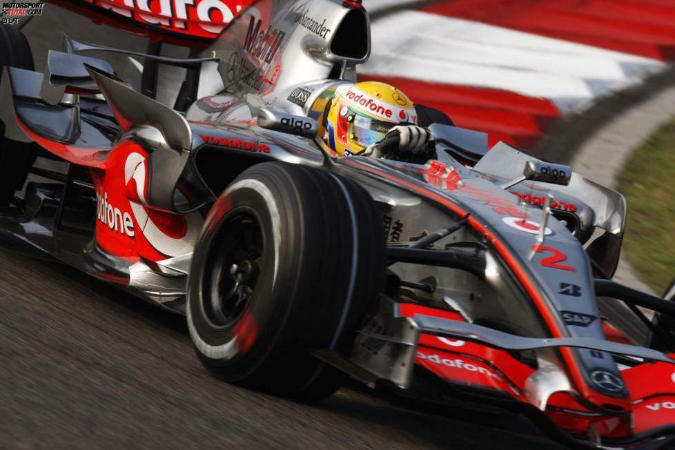 #3: McLaren beim Grand Prix von China 2007: Formel-1-Rookie Lewis Hamilton (McLaren) reist mit zwölf Punkten Vorsprung auf Teamkollege Fernando Alonso und 17 Punkten Vorsprung auf Ferrari-Pilot Kimi Räikkönen zum vorletzten Saisonrennen in Schanghai. Bei wechselhaften Witterungsbedingen starten alle auf Intermediates. Polesetter Hamilton führt vor Räikkönen, dessen Ferrari-Teamkollege Felipe Massa und Alonso. Auf abtrocknender Strecke nutzen sich Hamiltons Intermediates stark ab, doch McLaren hält an der ursprünglichen Strategie fest. In der 31. von 56 Runden nimmt der Brite eine Kurve etwas zu weit und ...