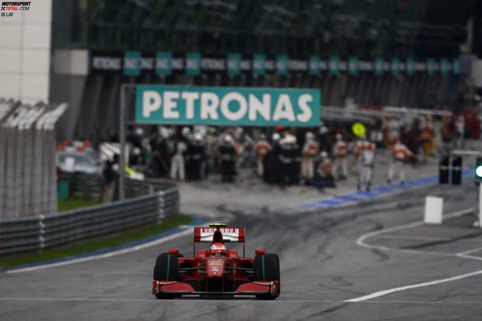 #7: Ferrari beim Grand Prix von Malaysia 2009: Das zweite Rennen der Saison steht in Sepang im Zeichen von wechselhaften Witterungsbedingungen. Früher als alle anderen kommt Ferrari-Pilot Kimi Räikkönen in der Anfangsphase des Rennens an die Box, um von Slicks auf Regenreifen zu wechseln. Der Schachzug geht nach hinten los, denn der von der Scuderia erwartete Regen ...