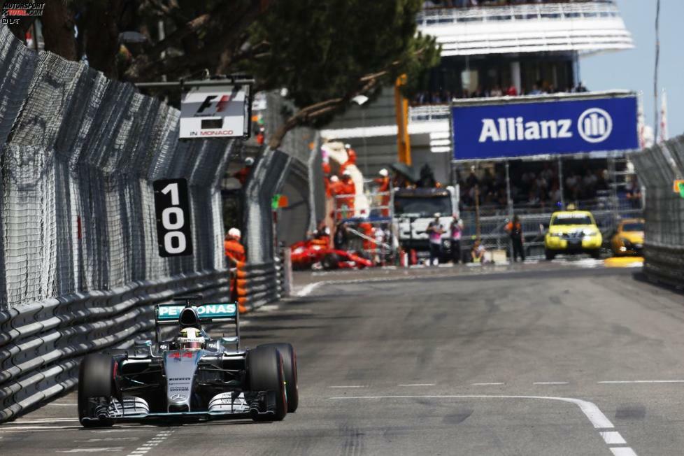 #5: Mercedes beim Grand Prix von Monaco 2015: Von der Pole-Position gestartet liegt Lewis Hamilton im über 78 Runden gehenden Rennen in Monte Carlo 63 Runden lang klar auf Siegkurs. Der Brite wird mit rund 20 Sekunden Vorsprung auf Mercedes-Teamkollege Nico Rosberg und Sebastian Vettel (Ferrari) als Führender notiert, als ein Unfall zwischen Max Verstappen (Toro Rosso) und Romain Grosjean (Lotus) in Runde 64 zum ersten Mal in der Formel-1-Geschichte eine virtuelle Safety-Car-Phase auslöst. Es kehrt Unruhe ein, die nur noch größer wird, als die Rennleitung kurz darauf statt der virtuellen ...