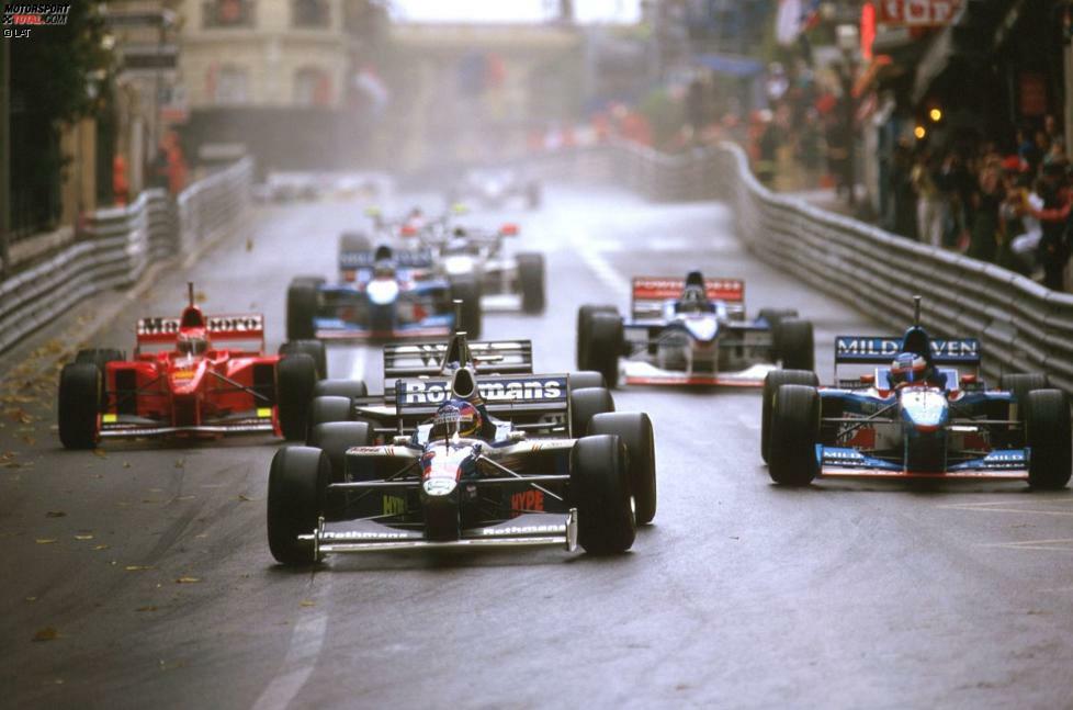 #8: Williams beim Grand Prix von Monaco 1997: Im Qualifying in Monte Carlo fahren die Williams-Piloten Heinz-Harald Frentzen und Jacques Villeneuve auf die Startplätze eins und drei. Kurz vor dem Start beginnt es zu regnen. Der Deutsche und der Kanadier werden in der Hoffnung auf Wetterbesserung mit Trocken-Setup und auf Slicks ins Rennen geschickt, der von Startplatz zwei losfahrende Michael Schumacher (Ferrari) auf Intermediates. Der Regen ...