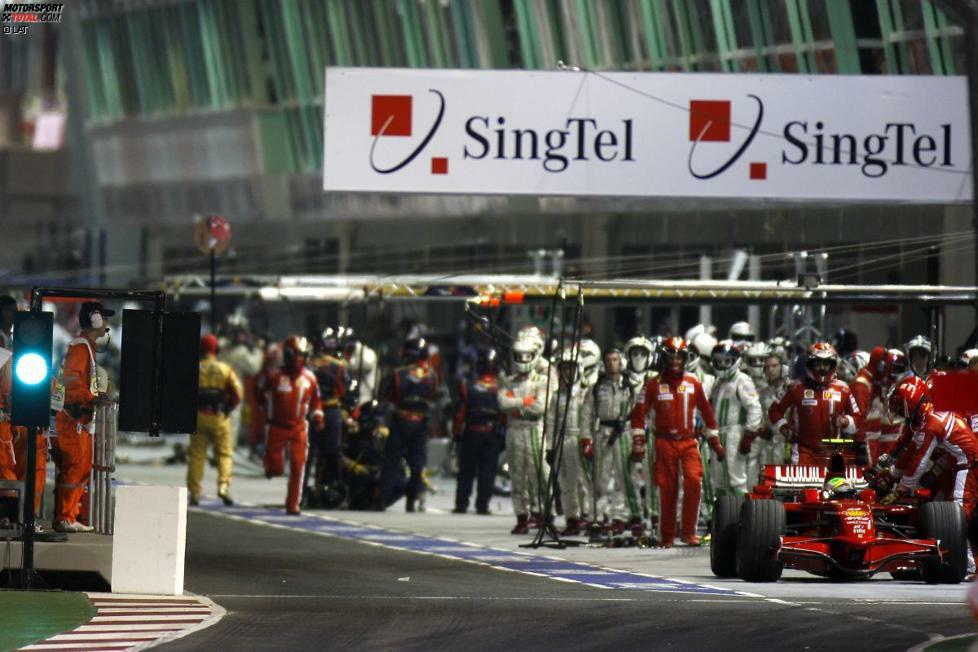#6: Ferrari beim Grand Prix von Singapur 2008: Mit einem Punkt Rückstand auf WM-Spitzenreiter Lewis Hamilton (McLaren) kommt Ferrari-Pilot Felipe Massa zum ersten Nachtrennen der Formel-1-Geschichte. Von der Pole-Position gestartet liegt der Brasilianer nach zehn Runden vor Hamilton in Führung. In Runde zwölf eröffnet Fernando Alonso (Renault) die Serie der Boxenstopps. Als dessen Teamkollege Nelson Piquet jun. zwei Runden später mit dem als Crashgate in die Geschichte eingehenden Abflug in Kurve 17 eine Safety-Car-Phase auslöst, kommt auch die Spitzengruppe an die Box. Spitzenreiter Massa ...