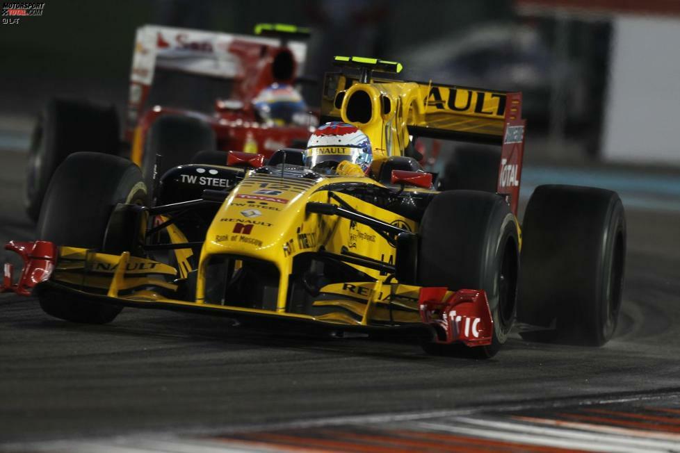 ... berührt der von Startplatz sechs losgefahrene Webber leicht die Leitplanke, in Runde zwölf auch Alonso. Beide kommen an die Box und lassen Reifen wechseln. Mit neuen, aber härteren Gummis (Medium) sind sie langsamer als die auf Supersoft-Reifen auf den Plätzen eins und zwei liegenden Vettel und Hamilton. Von Runde 18 bis zur karierten Flagge nach 55 Runden liegen Alonso und Webber hinter dem früh an der Box gewesenen Witali Petrow (Renault). Während sie finden keinen Weg vorbeifinden, gewinnt Vettel vor Hamilton das Rennen und krönt sich damit zum jüngsten Formel-1-Weltmeister aller Zeiten. Alonso bleibt mit vier Punkten Rückstand nur der Vizetitel.