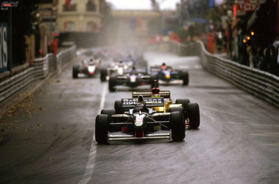 ... wird stärker anstatt nachzulassen. Während Schumacher nach nur fünf Runden mit mehr als 20 Sekunden Vorsprung in Führung liegt, tun sich die Williams-Piloten schwer, ihre slickbereiften Boliden auf der Piste zu halten. Viel zu spät lassen auch sie Reifen wechseln, bevor beide aufgrund von Abflügen aufgeben müssen: Villeneuve in Runde 17, Frentzen in Runde 39.