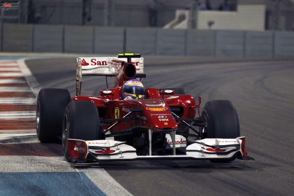 #2: Ferrari beim Grand Prix von Abu Dhabi 2010: Mit acht Punkten Vorsprung auf Mark Webber (Red Bull), 15 Punkten Vorsprung auf dessen Teamkollege Sebastian Vettel und 22 Punkten Vorsprung auf Lewis Hamilton (McLaren) nimmt Ferrari-Pilot Fernando Alonso das Saisonfinale als WM-Spitzenreiter und Titelkandidat Nummer eins unter die Räder. Im Qualifying holt sich der Spanier Startplatz drei hinter Vettel und Hamilton. In Runde acht ...