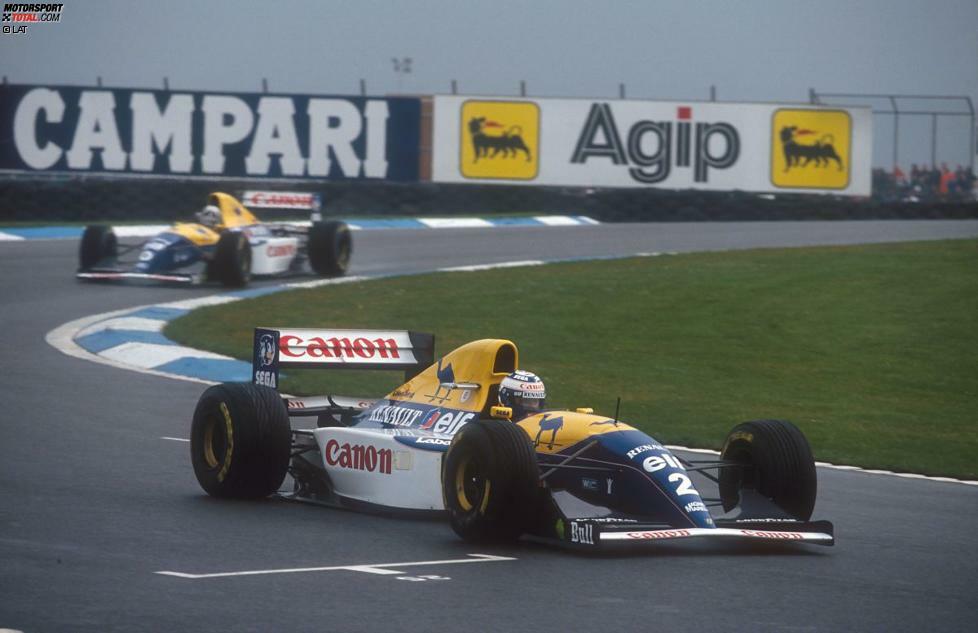 ... kehrt noch einmal zurück. Die beiden Williams-Piloten Prost und Hill lassen erneut Regenreifen aufziehen, während Senna auf den Trockenreifen weiterfährt. McLaren und der Brasilianer haben richtig gepokert, denn kurz darauf trocknet die Strecke wieder ab. Das Williams-Duo muss erneut die Box aufsuchen, um auf Slicks zu wechseln. Als Senna nach 76 Runden als Sieger ins Ziel kommt, hat er 1:23 Minuten Vorsprung auf den Zweitplatzierten Hill und eine ganze Runde auf den Drittplatzierten Prost. Der 
