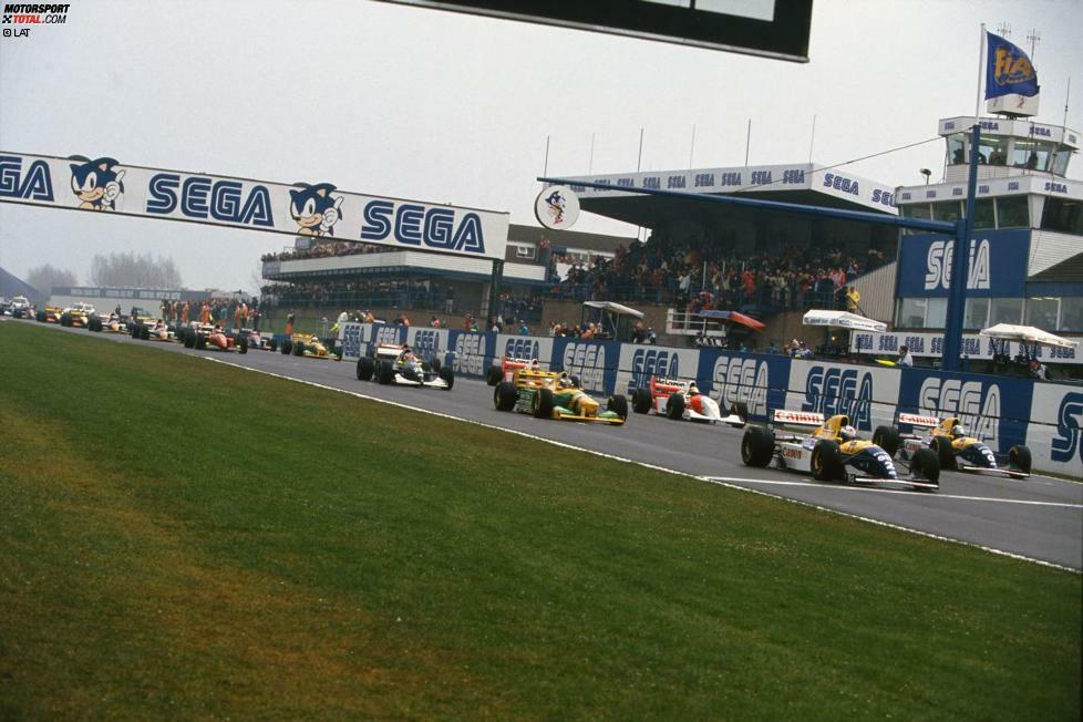 #9: Williams beim Grand Prix von Europa 1993: Die Williams-Piloten Alain Prost und Damon Hill starten beim einzigen Formel-1-Rennen in Donington aus der ersten Startreihe. Während sie wie die meisten anderen Fahrer im Feld bei anfangs leichtem Nieselregen zu kämpfen haben, fährt Ayrton Senna (McLaren) Kreise um die Konkurrenz. Von Startplatz fünf losgefahren übernimmt der Brasilianer noch vor Ende der ersten Runde die Führung und setzt sich anschließend ab. Auf abtrocknender Strecke wechseln alle auf Slicks, doch kurz darauf setzt erneut Regen ein. Als dieser wieder aufhört, werden erneut Slicks montiert. Der Regen ...