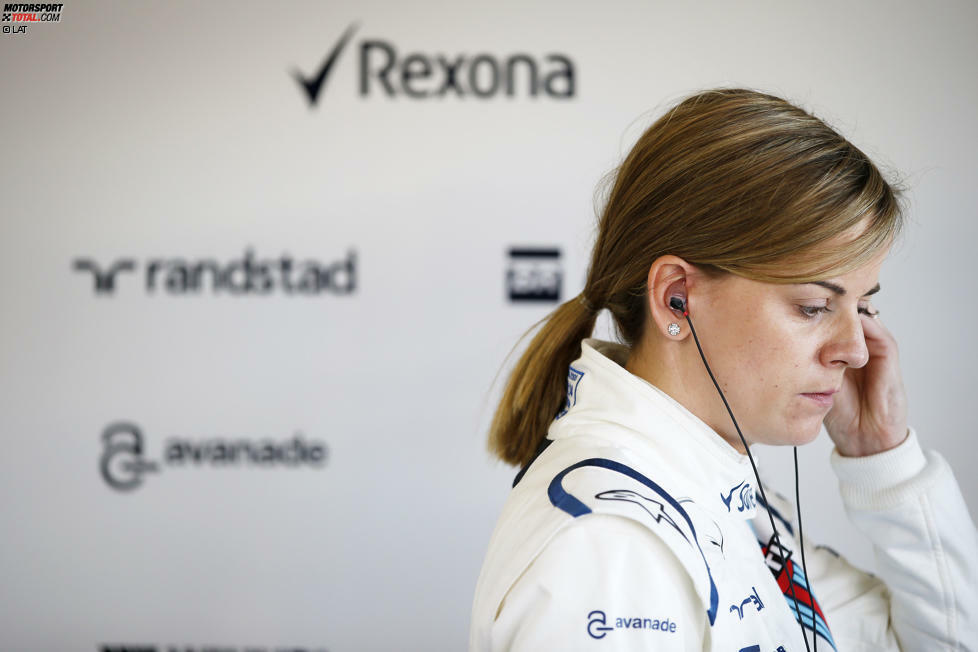 Susie Wolff hängt ihren Helm an den Nagel. Die 32-jährige Schottin gibt für das Saisonende 2015 ihren Rücktritt vom aktiven Motorsport bekannt. Lange Zeit galt Wolff als heißeste Kandidatin für eine weibliche Pilotin in der Formel 1, doch die letzte Hürde zur Stammpilot zu nehmen, gelang ihr nicht. Wir zeigen euch die spannende Karriere von Susie Wolff in unserer Fotostrecke.