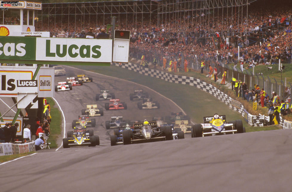 Das denkwürdigste Rennen in Brands Hatch: Nigel Mansell, zunächst nur Vierter, profitiert von einer Kollision zwischen Keke Rosberg und Nelson Piquet und überholt den führenden Ayrton Senna später aus eigener Kraft. Es ist der erste Grand-Prix-Sieg für den britischen Lokalmatador - und eine riesige Gartenparty für 120.000 Fans.