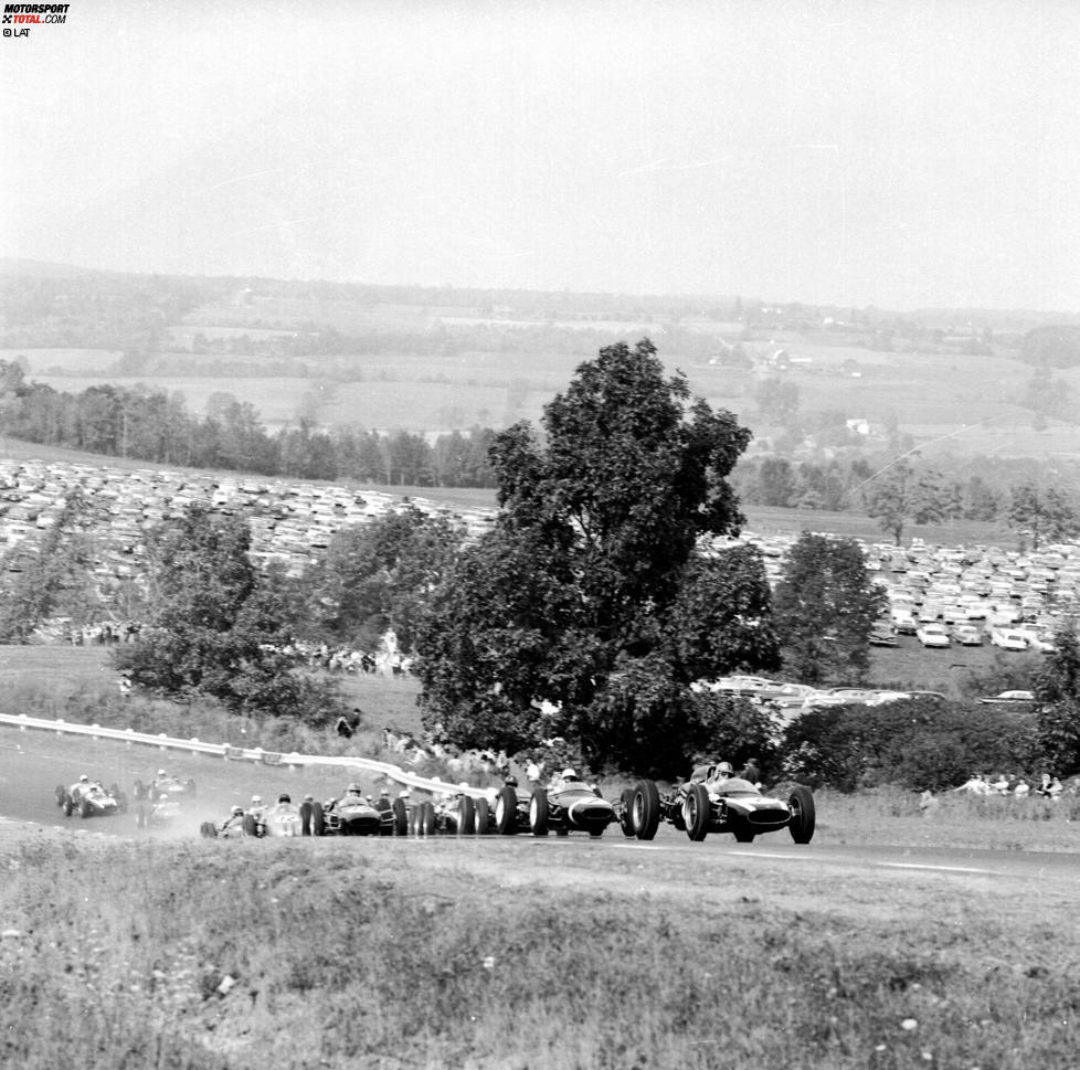 Platz 7: Watkins Glen, USA. 20 Grands Prix zwischen 1961 und 1980. Rekordsieger: Jim Clark, Graham Hill (3). Foto: Stirling Moss sieht bei der Watkins-Glen-Premiere im Jahr 1961 schon wie der sichere Sieger aus, bis sein Öldruck in den Keller fällt. Letztendlich gewinnt sein britischer Landsmann Innes Ireland.