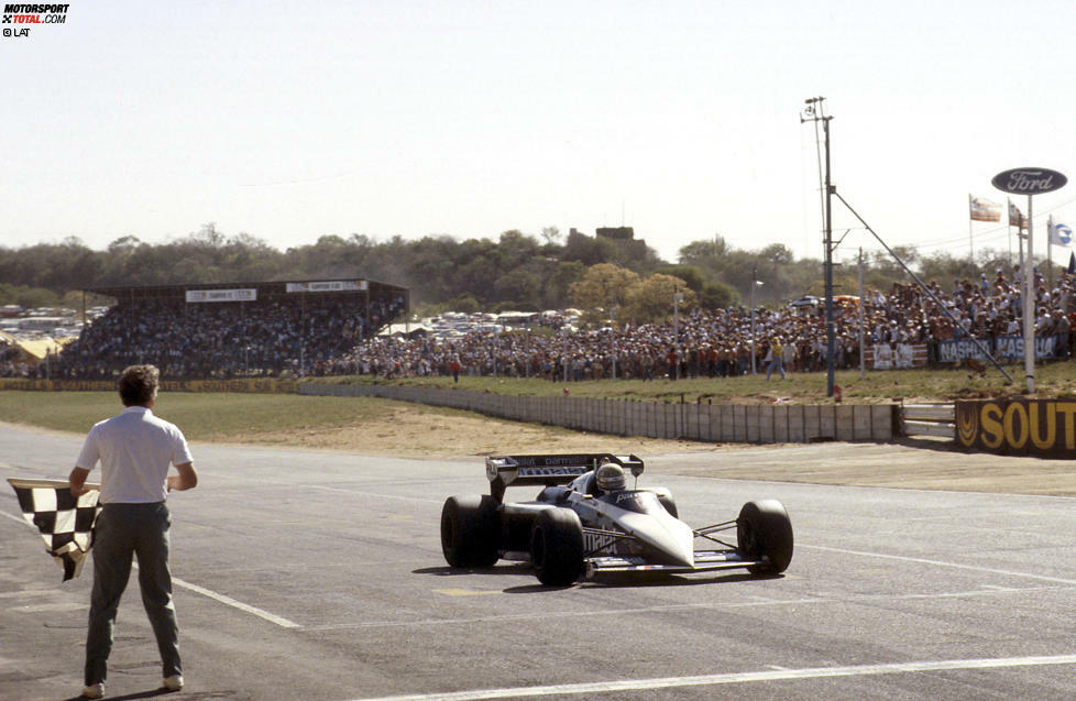 Das denkwürdigste Rennen in Kyalami: Weil sein großer Rivale Alain Prost an dritter Stelle liegend mit Turboschaden ausfällt, reicht Nelson Piquet 1983 schon ein vierter Platz, um Weltmeister zu werden. Der Brasilianer wird Dritter und gewinnt für Brabham-BMW den ersten Turbo-Titel in der Formel-1-Geschichte.