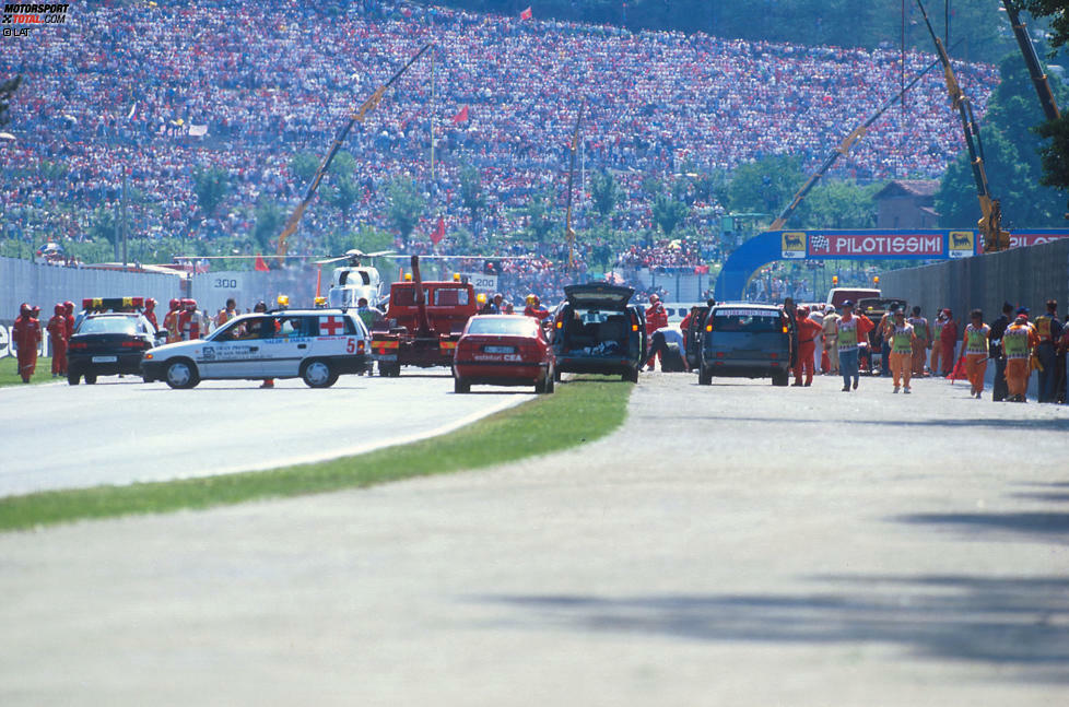 Das denkwürdigste Rennen in Imola: Roland Ratzenberger verliert im Qualifying 1994 in der Villeneuve-Schikane sein Leben. Tags darauf verunglückt Williams-Superstar Ayrton Senna in der Tamburello-Kurve tödlich. Es ist ein schwarzes Wochenende für die Formel 1, an dem Michael Schumacher seinen ersten von insgesamt sieben Imola-Siegen feiert.