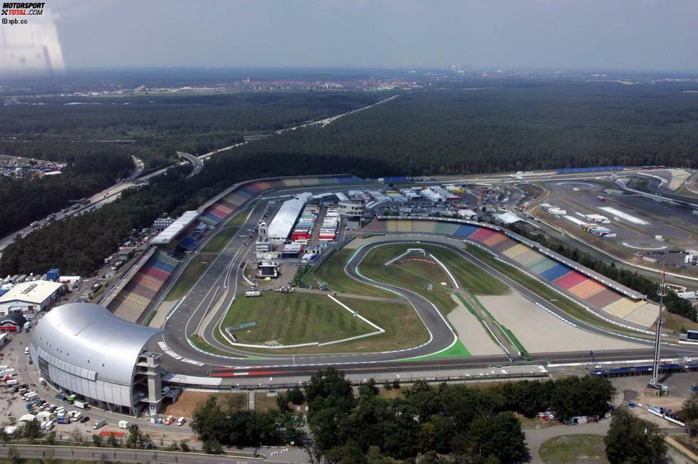 Platz 2: Hockenheim, Deutschland. 34 Grands Prix zwischen 1970 und 2014. Rekordsieger: Michael Schumacher (4). Foto: 2002 wird der Hockenheimring, früher für seine legendären Waldgeraden bekannt, verkürzt und modernisiert. Das Herzstück der Anlage, das zehntausende Zuschauer fassende Motodrom, bleibt aber erhalten.