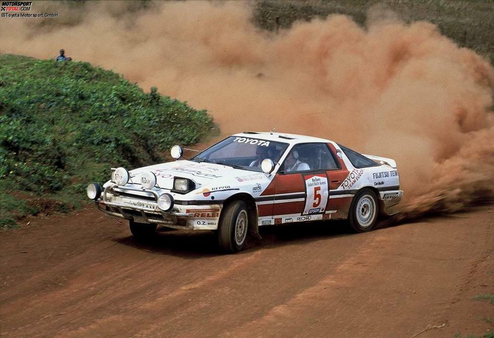 1986 triumphiert mit Björn Waldegaard und seinem Celica Twincam Turbo zum dritten Mal in Folge ein Toyota bei der legendären Safari-Rallye in Kenia.