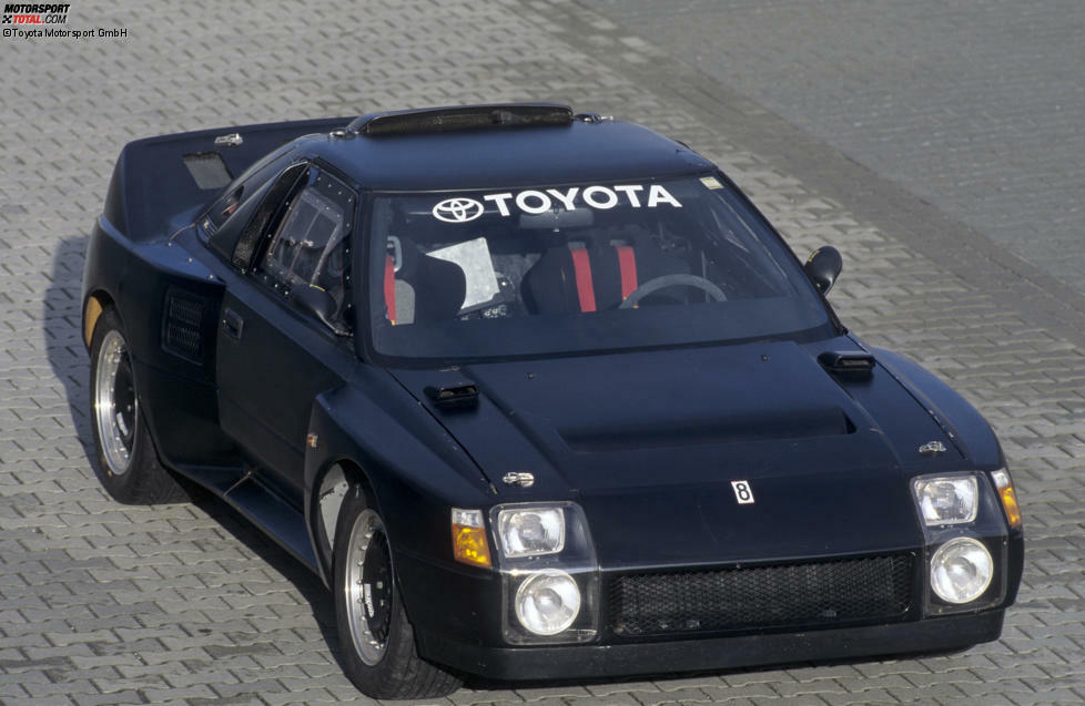 Mehr als 600 PS und ein brachiales Design: Mit dem auf dem MR2 basierenden 222D will Toyota ab der Saison 1987 die Rallye-Weltmeisterschaft aufmischen. Doch noch vor Saisonbeginn wird die neu geplante Klasse S aus Sicherheitsbedenken eingestampft, womit der Prototyp zum Museumsstück wird.