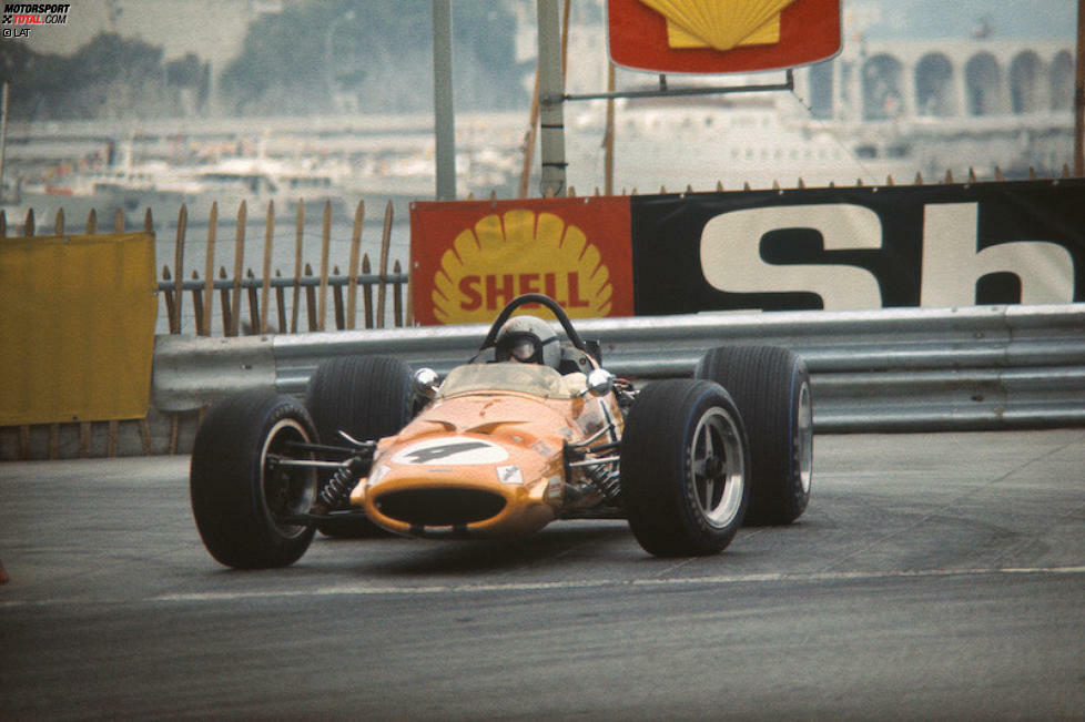 Ein Vermächtnis als Konstrukteur und Teamgründer hinterlässt Bruce McLaren - weniger als Fahrer. Obwohl bei 104 Grands Prix am Start und viermal Rennsieger, kommt der seit seiner Kindheit an Morbus Perthes erkrankte und körperlich beeinträchtigste Neuseeländer über die Vizeweltmeisterschaft 1960 und zwei dritte Plätze in der Gesamtwertung nicht hinaus - davon einer im eigenen Auto. Mit nur 32 Jahren ist die Karriere vorbei: In einem Can-AM-Auto testet McLaren 1970 im englischen Goodwood neue Aerodynamik-Teile, als er die Kontrolle über den Wagen verliert und in einen Bunker einschlägt.
