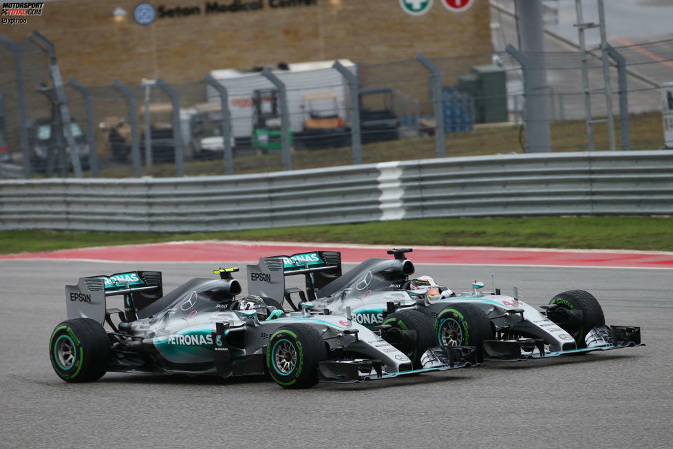 Und wieder verliert Rosberg den Start! Hamilton kommt auf nasser Strecke etwas besser weg, Seite an Seite fahren die beiden Silberpfeile auf die erste Kurve zu, ...