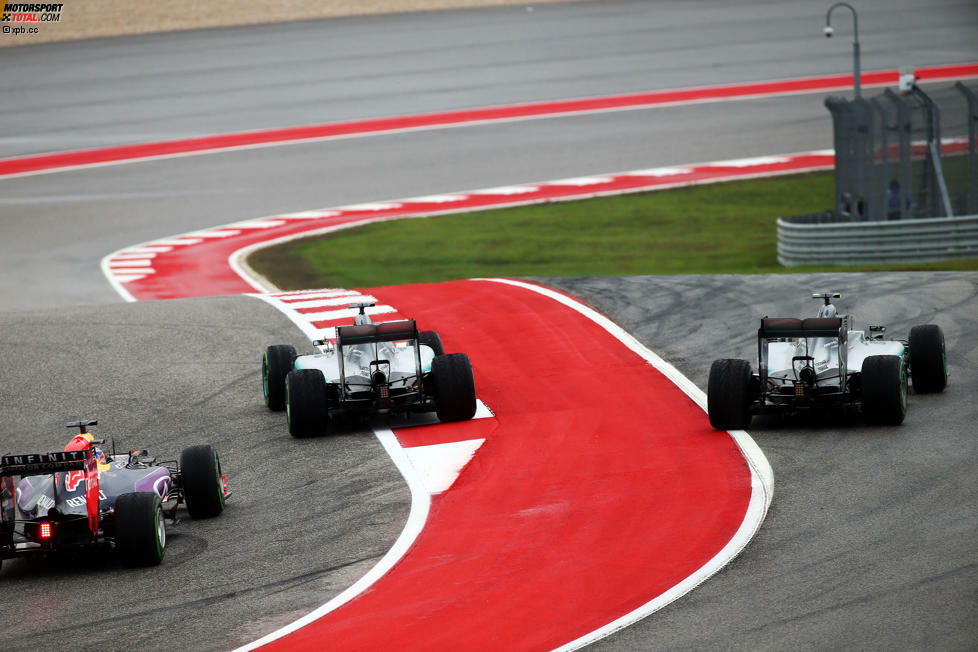 Von Hamiltons Entschuldigung noch am Boxenfunk kann sich Rosberg nichts kaufen: Er fällt nicht nur hinter die beiden Red Bulls, sondern auch hinter Sergio Perez auf Platz fünf zurück. Immerhin schnupft er den Force India noch in der ersten Runde zurück.