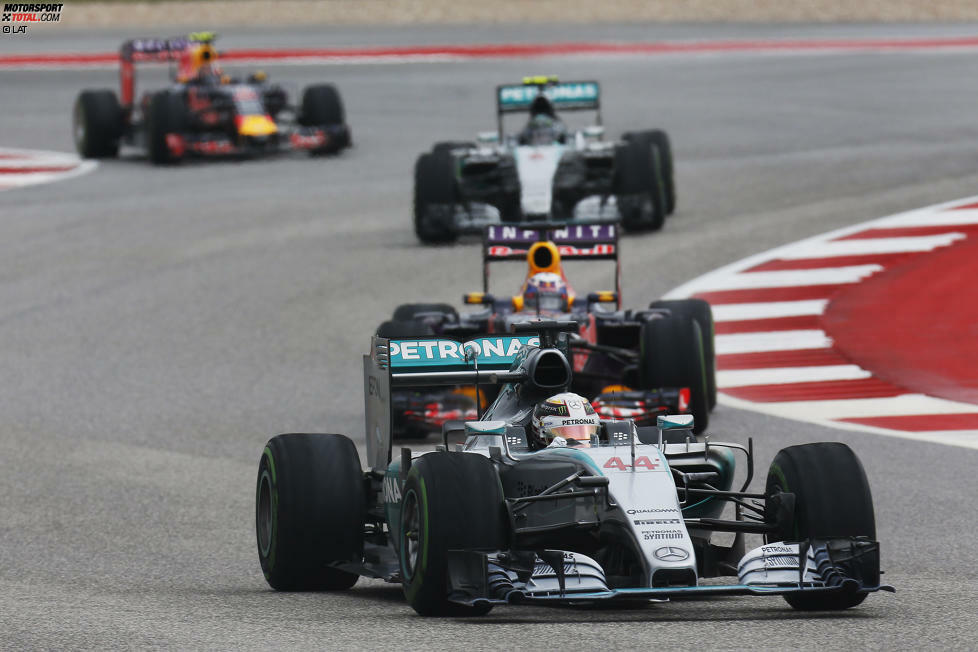 Doch es kommt alles ganz anders. Auf abtrocknender Strecke findet Rosberg immer besser zu seinem Rhythmus, schnappt erst Daniel Ricciardo (grenzwertige Attacke sofort bei Ende der Gelbphase) und dann auch Kwjat. Und irgendwie dreht plötzlich Ricciardo groß auf - und macht Jagd auf Leader Hamilton.
